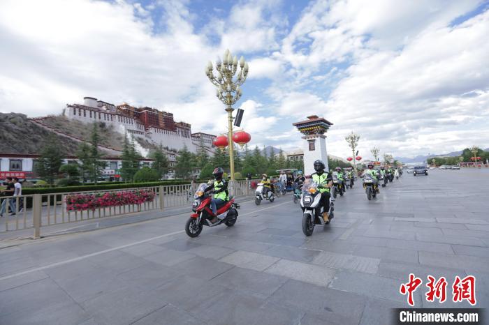 圖為比賽選手途經(jīng)布達(dá)拉宮?！∮文恋厍蚬﹫D