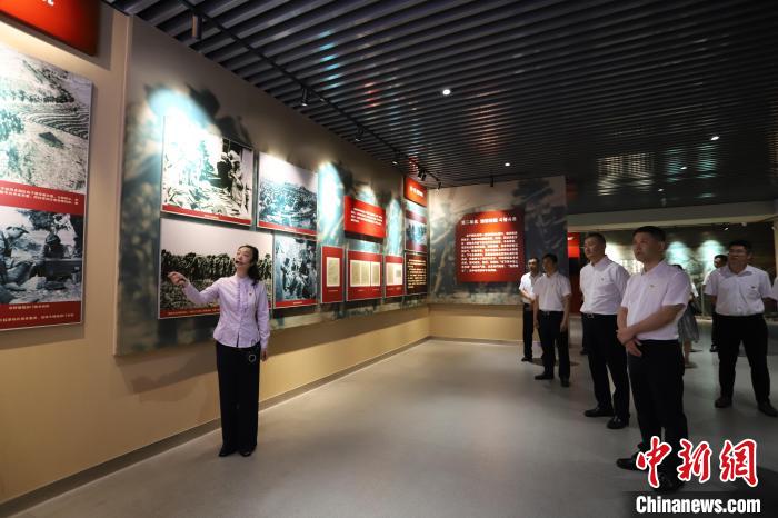 圖為西藏航空一行在臨沂市孟良崮戰(zhàn)役紀(jì)念館開(kāi)展主題教育活動(dòng)?！〗?攝