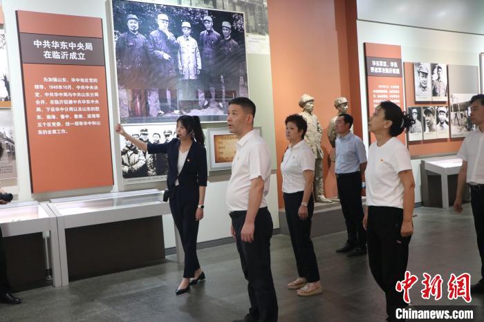 圖為西藏航空一行在臨沂市沂蒙革命紀(jì)念館開(kāi)展主題教育活動(dòng)?！〗?攝