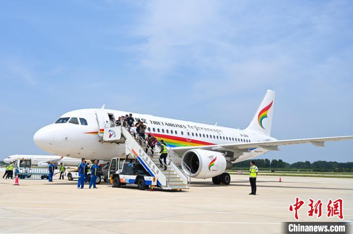 圖為旅客抵達(dá)機(jī)場(chǎng)?！≮w朗 攝