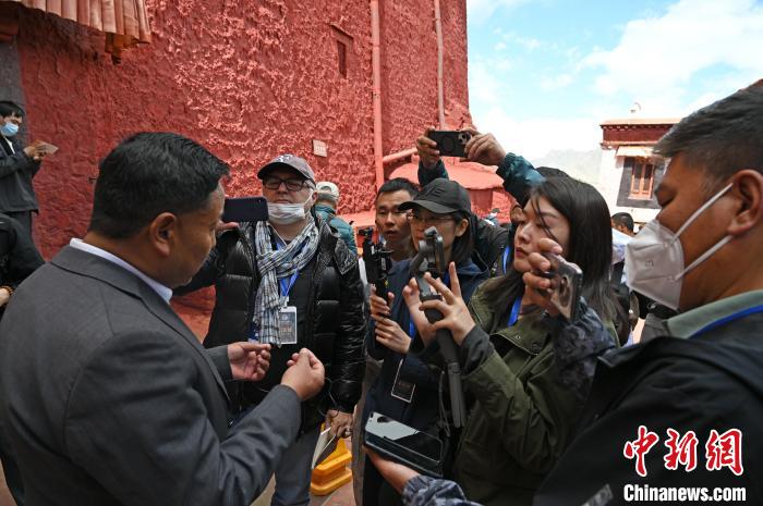 圖為中外媒體采訪布達拉宮管理處相關(guān)負責人?！≮w朗 攝