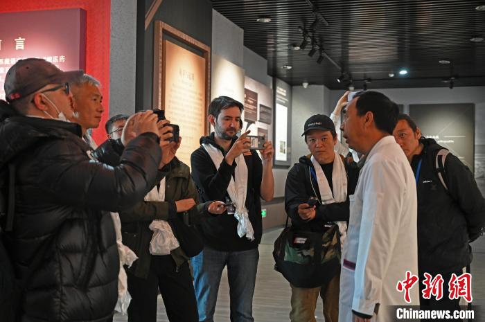 圖為中外媒體采訪西藏自治區(qū)藏醫(yī)院相關(guān)負責人?！≮w朗 攝