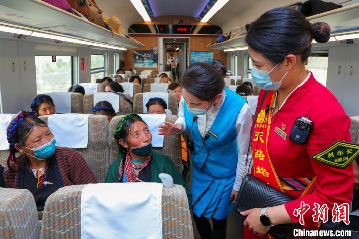 農(nóng)牧民乘坐高原復(fù)興號動車組出行?！≈軔傁?攝