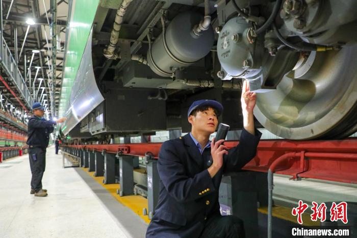 圖為工作人員檢查高原復(fù)興號?！≈軔傁?攝