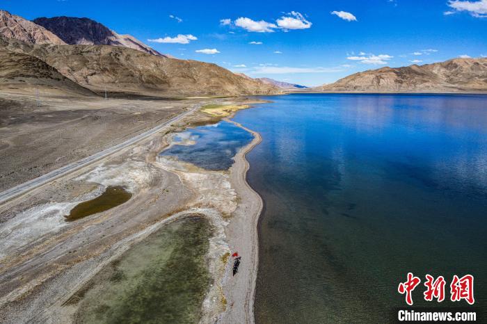 班公湖又稱措木昂拉仁波，藏語意為“長脖子天鵝”?！↓埿▲P 攝