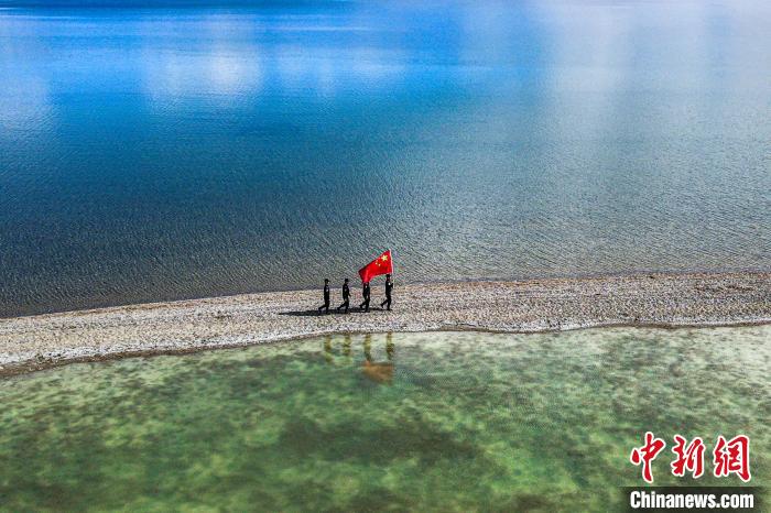 班公湖巡邏現(xiàn)場?！↓埿▲P 攝