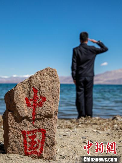 班公湖畔的“中國”標記?！↓埿▲P 攝