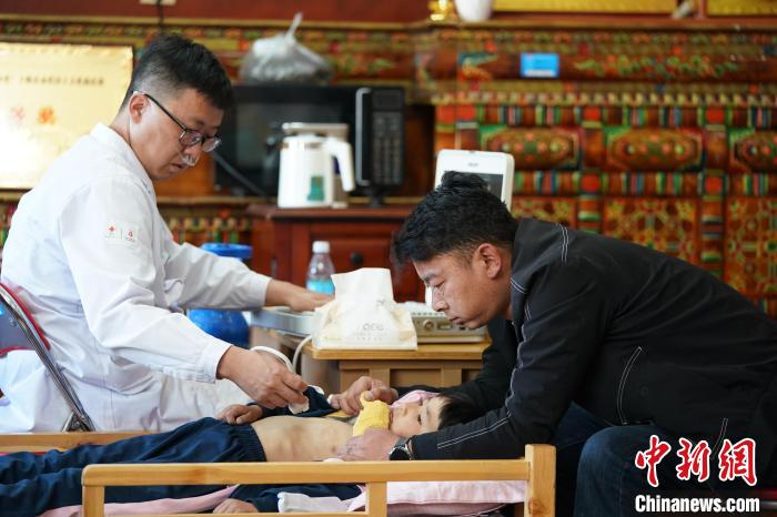 6月27日，西藏康馬縣雙語幼兒園的孩子參加先心病篩查?！√K丹 攝