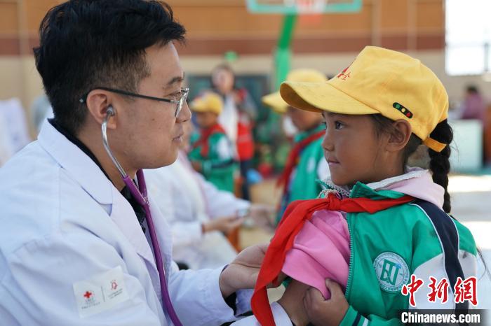 6月27日，西藏康馬縣南尼鄉(xiāng)中心小學(xué)的孩子參加先心病篩查?！√K丹 攝