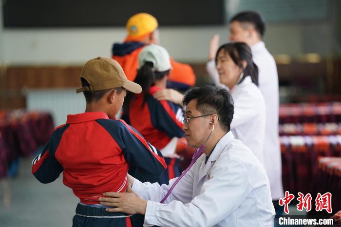 6月26日，西藏日喀則特校的孩子參加先心病篩查?！√K丹 攝