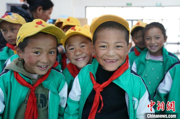 6月27日，西藏康馬縣南尼鄉(xiāng)中心小學(xué)的孩子參加先心病篩查?！√K丹 攝