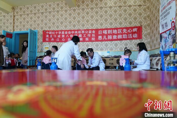 6月27日，西藏康馬縣雙語幼兒園的孩子參加先心病篩查?！√K丹 攝