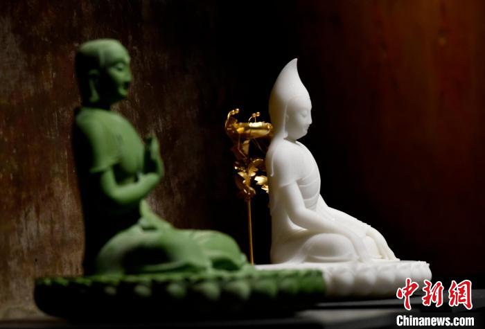 圖為展覽中圍繞西藏歷史與傳統(tǒng)創(chuàng)作的雕塑作品?！±盍?攝