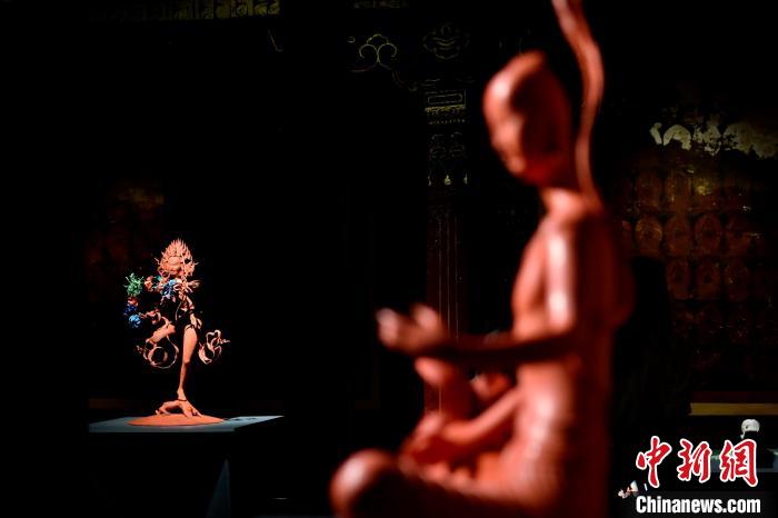 圖為展覽中圍繞西藏歷史與傳統(tǒng)創(chuàng)作的雕塑作品?！±盍?攝