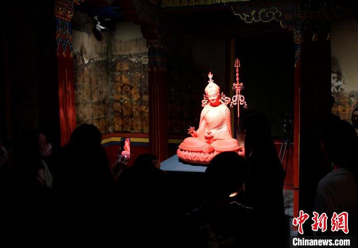 圖為觀眾正在欣賞展覽中的雕塑作品?！±盍?攝