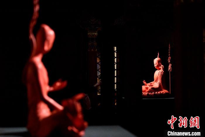 圖為展覽中圍繞西藏歷史與傳統(tǒng)創(chuàng)作的雕塑作品?！±盍?攝