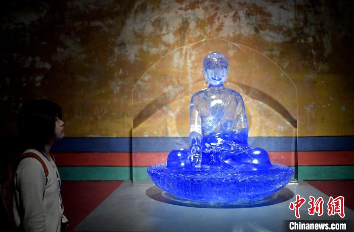 圖為觀眾正在欣賞展覽中的雕塑作品?！±盍?攝