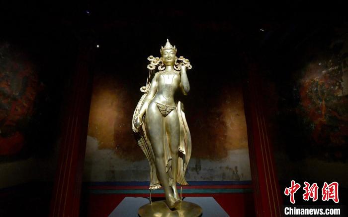 圖為展覽中圍繞西藏歷史與傳統(tǒng)創(chuàng)作的雕塑作品《八萬四千年》。　李林 攝