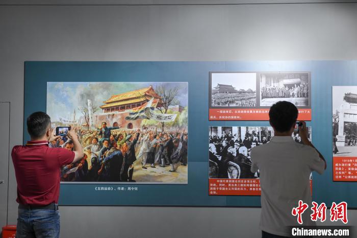 圖為市民參觀《曙光·偉業(yè)——五四運動與中國共產(chǎn)黨的成立》“七一”特展?！∝暩聛硭?攝