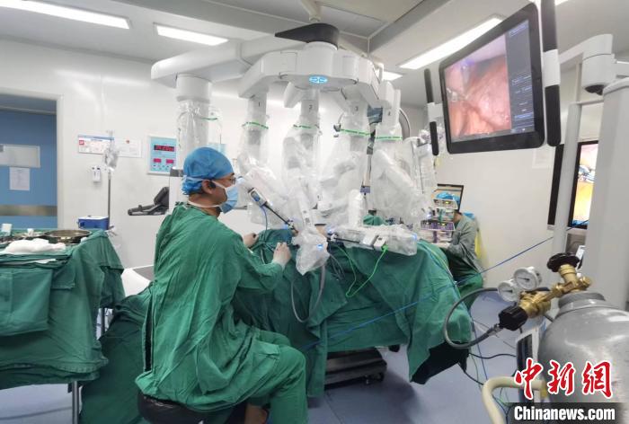 圖為援藏主任郝一昌協(xié)助進行達芬奇機器人手術?！∥鞑刈灾螀^(qū)人民醫(yī)院供圖