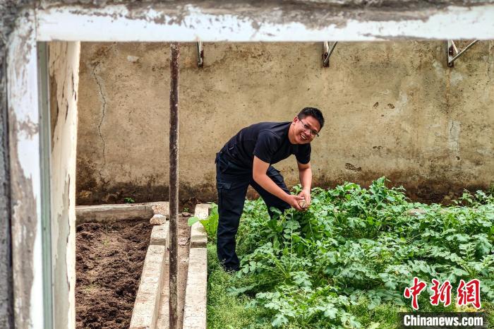 移民管理警察羅忠江在公珠湖執(zhí)勤點的大棚內(nèi)?！↓埿▲P 攝