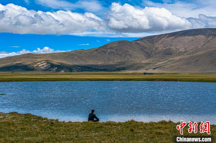 資料圖為執(zhí)勤民警何宗源在公珠湖畔濕地留影。　龍小鳳 攝