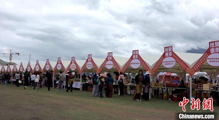 圖為熱鬧的“松贊夜市”?！∝暽＠?攝