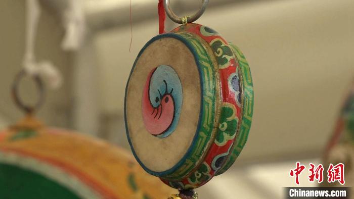 圖為“松贊夜市”里的特色文創(chuàng)產(chǎn)品。　貢桑拉姆 攝