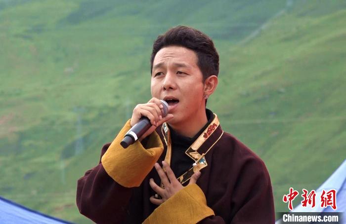 圖為藝人為開幕式獻(xiàn)唱?！∝暽＠?攝