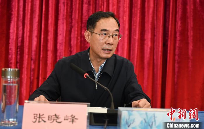 圖為西藏自治區(qū)黨委宣傳部副部長、西藏廣播電視臺黨組書記張曉峰致辭?！≮w朗 攝