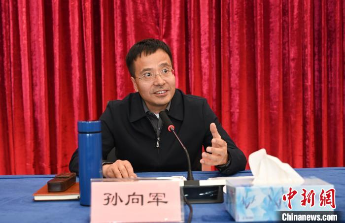 圖為西藏自治區(qū)黨委宣傳部副部長、自治區(qū)社科院黨組書記孫向軍主持活動。　趙朗 攝