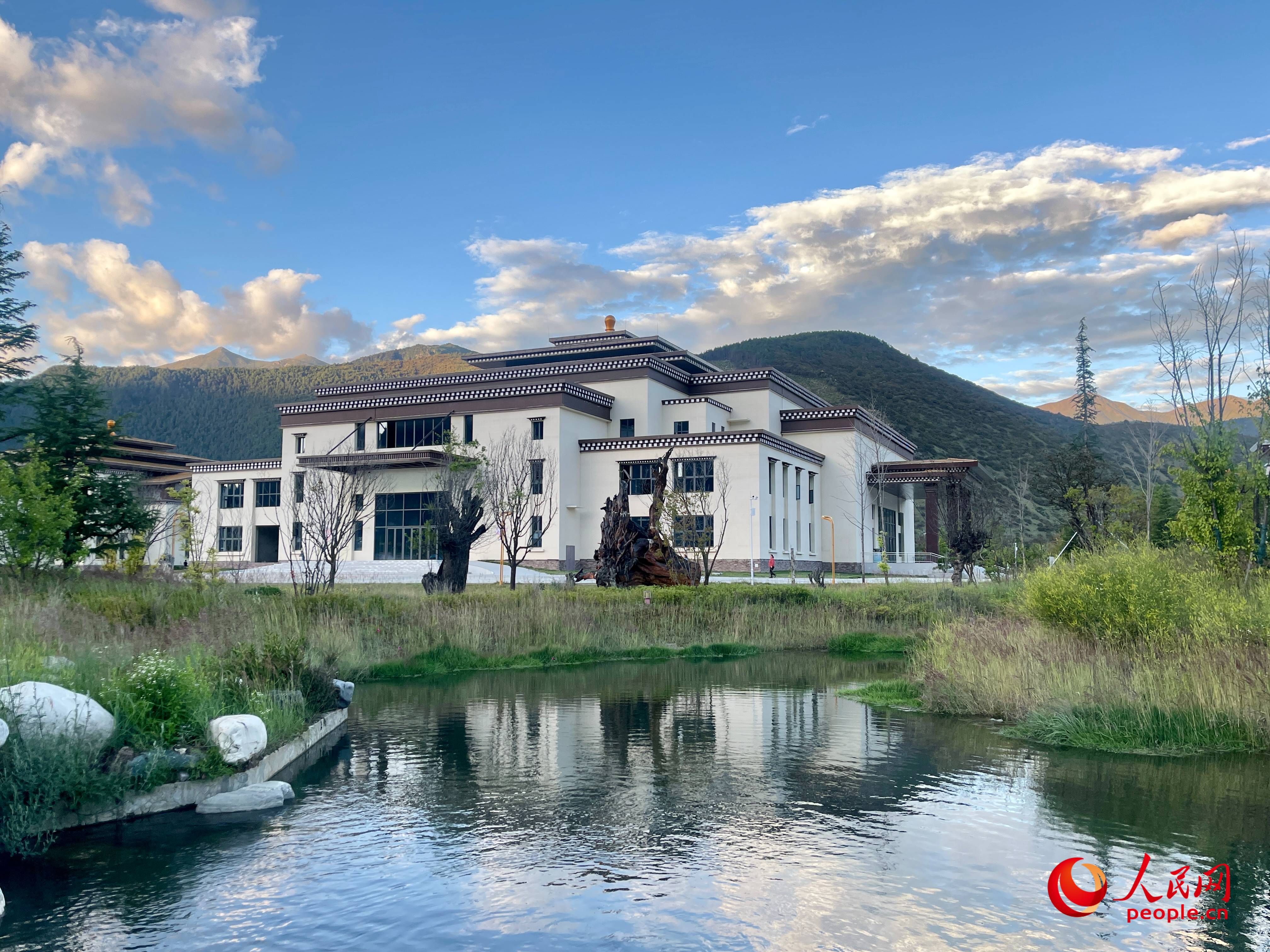 工布公園猶如一幅優(yōu)美畫卷，讓人流連忘返。人民網 周靜圓攝