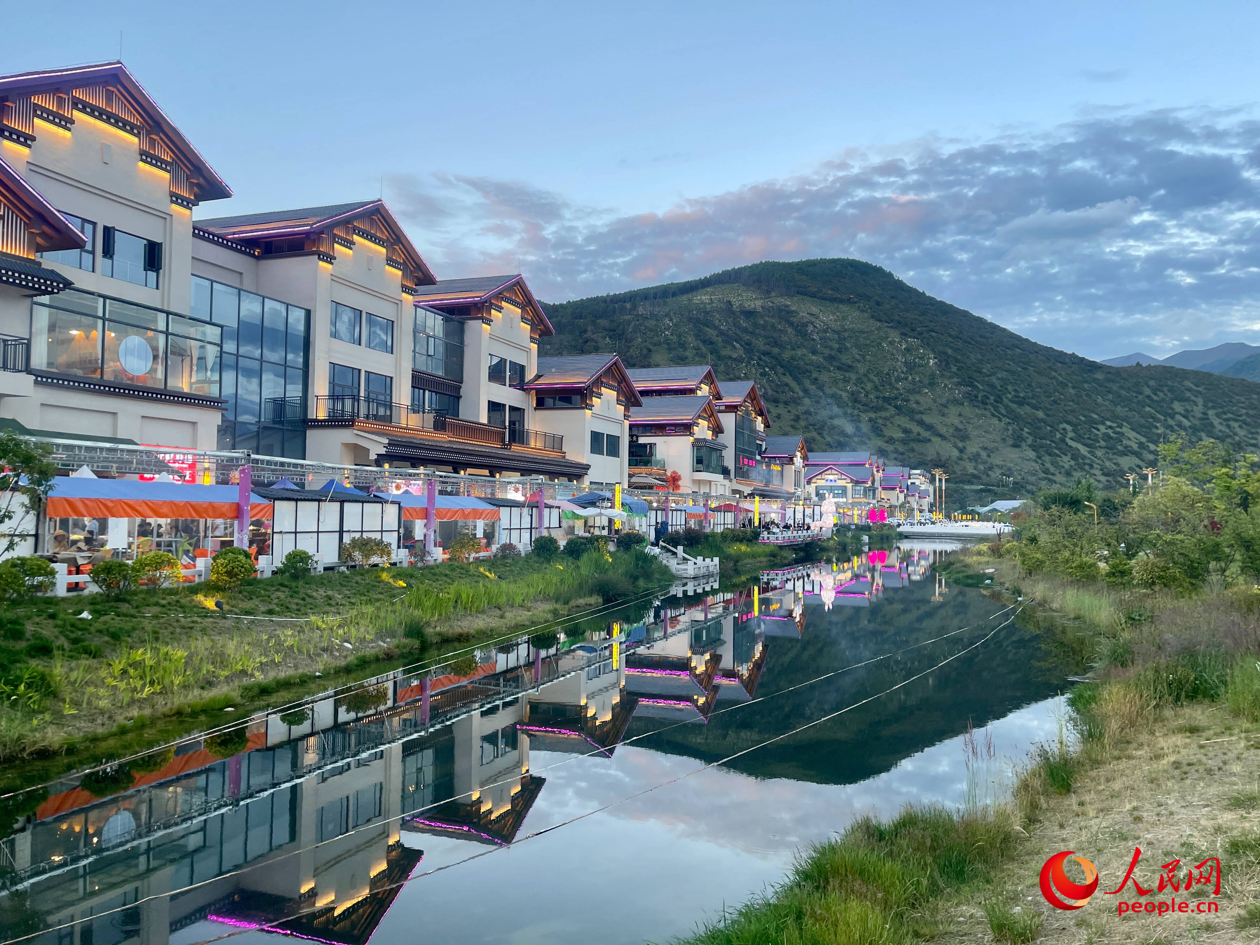工布公園的一角，風景秀麗。人民網 周靜圓攝
