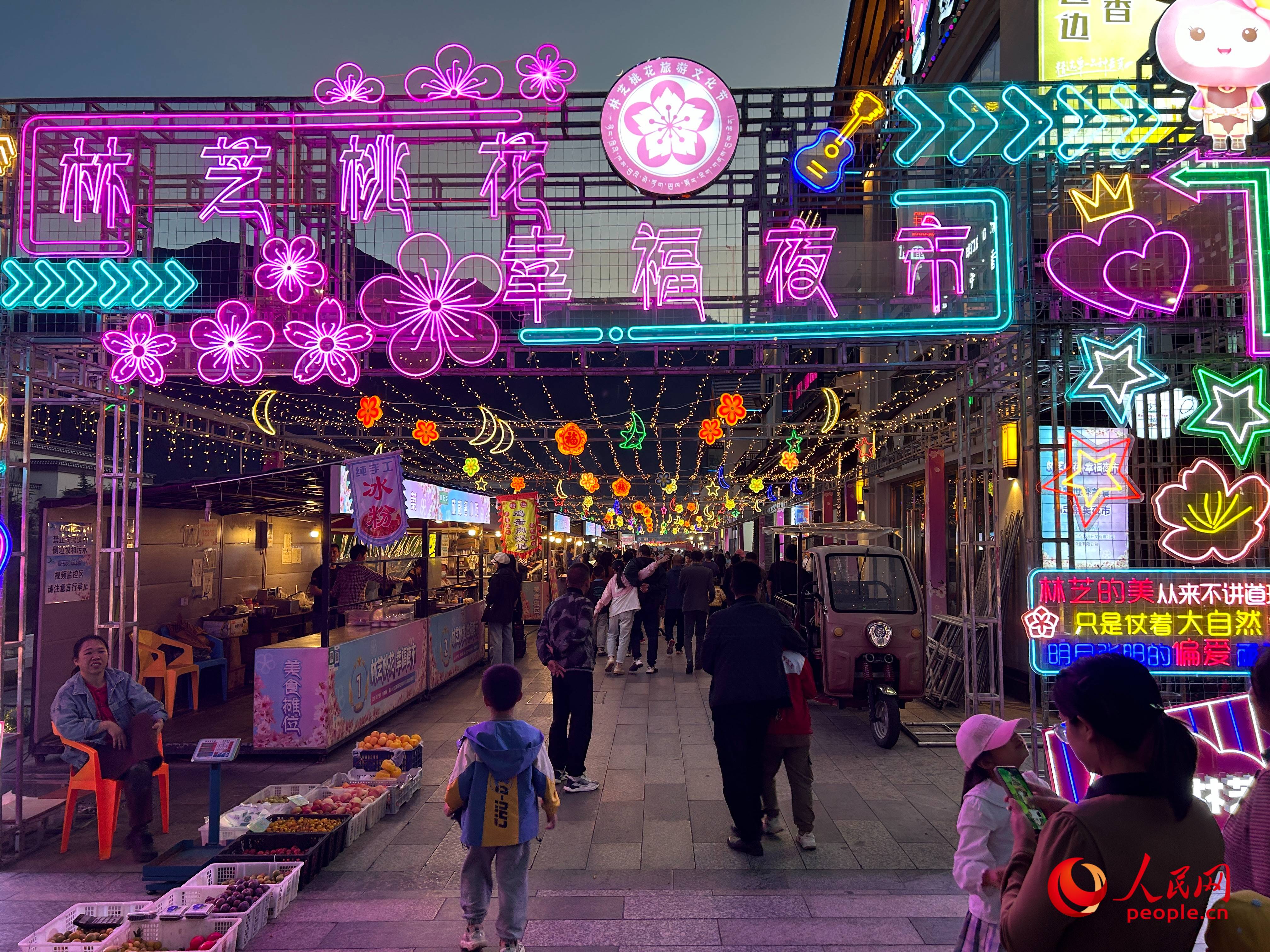 工布公園里的夜市，人來人往。人民網 周靜圓攝