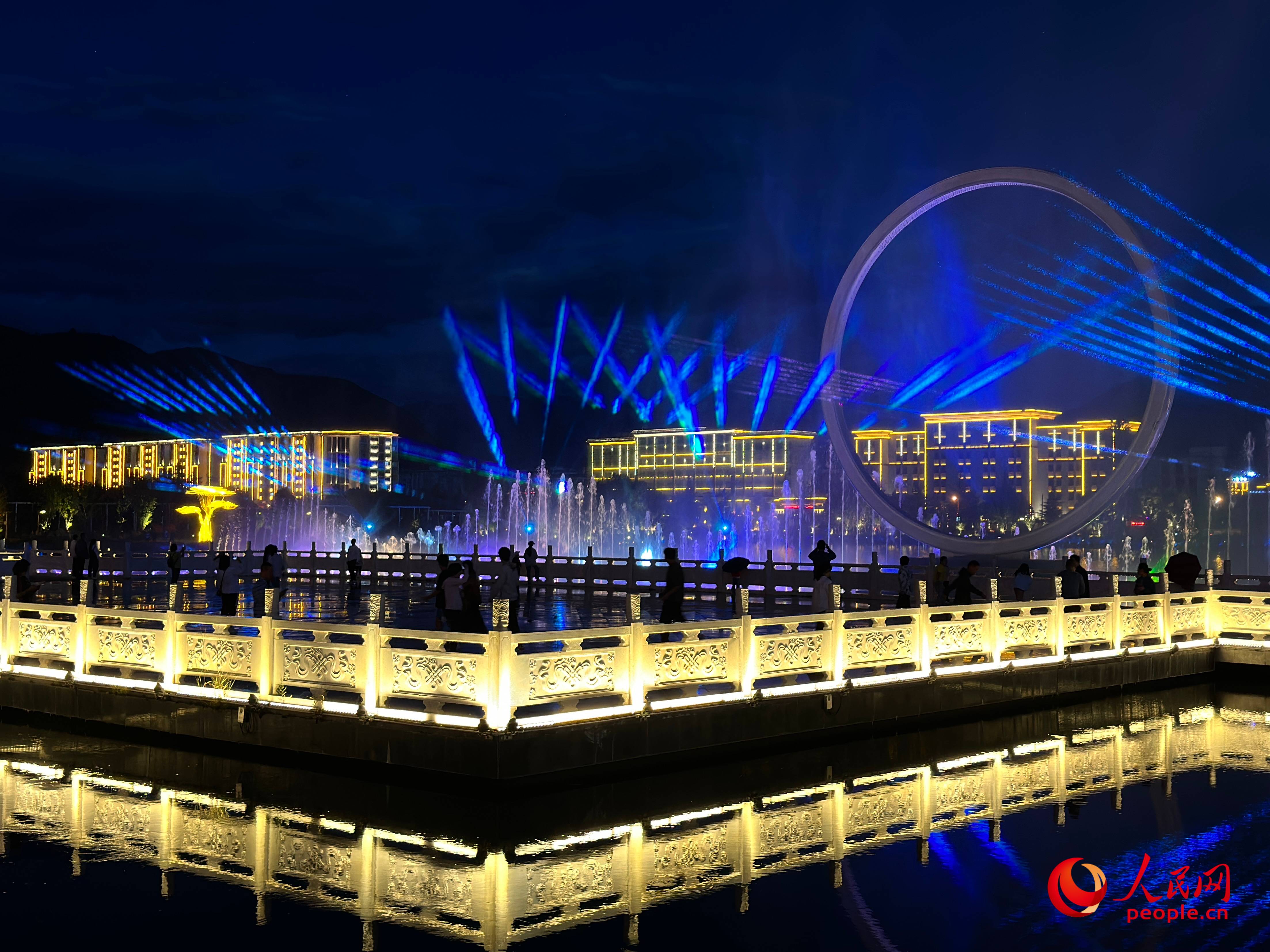 工布公園的音樂水秀噴泉，吸引市民和游客前來拍照打卡。人民網 周靜圓攝
