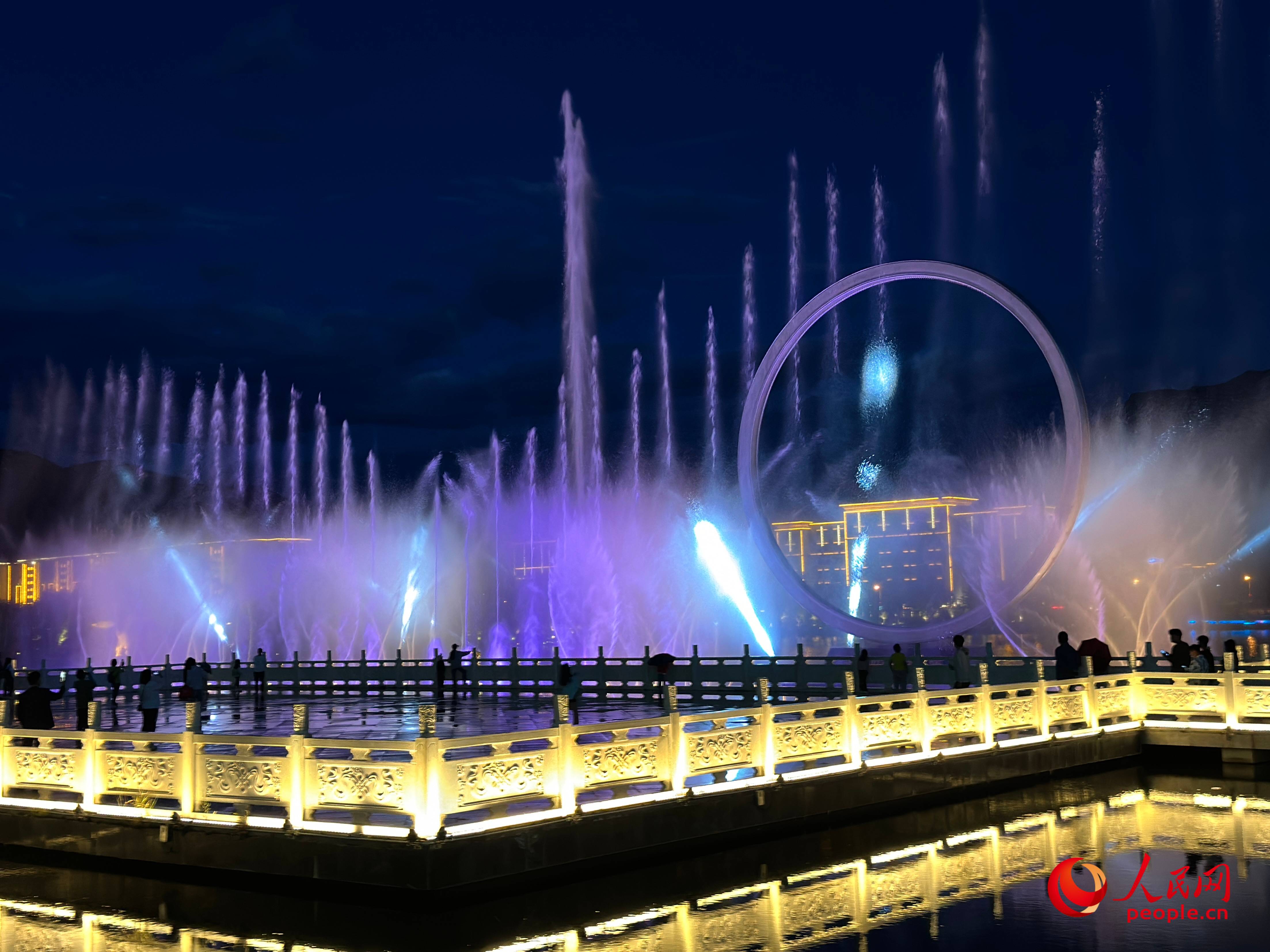 工布公園的音樂水秀噴泉，吸引市民和游客前來拍照打卡。人民網 周靜圓攝
