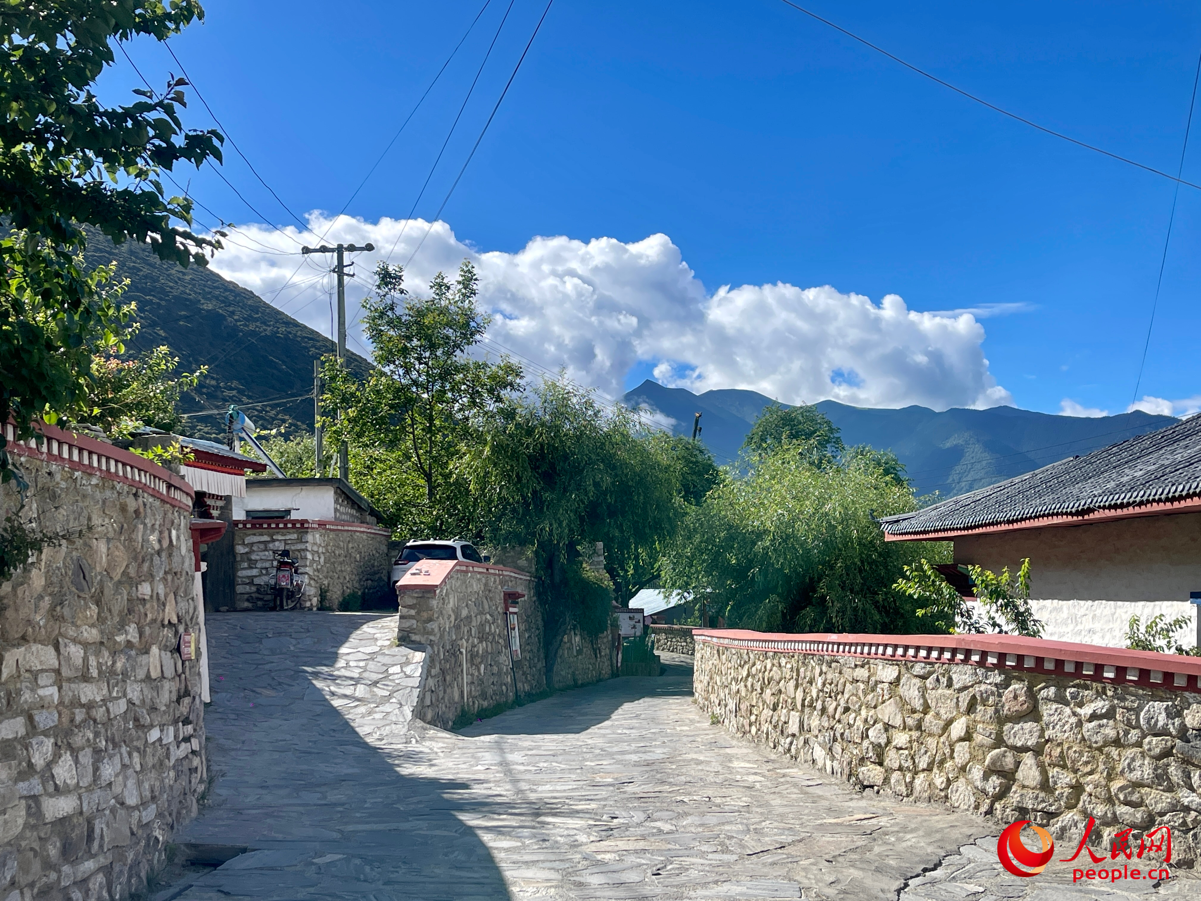 嘎拉村的村貌。人民網(wǎng) 周靜圓攝