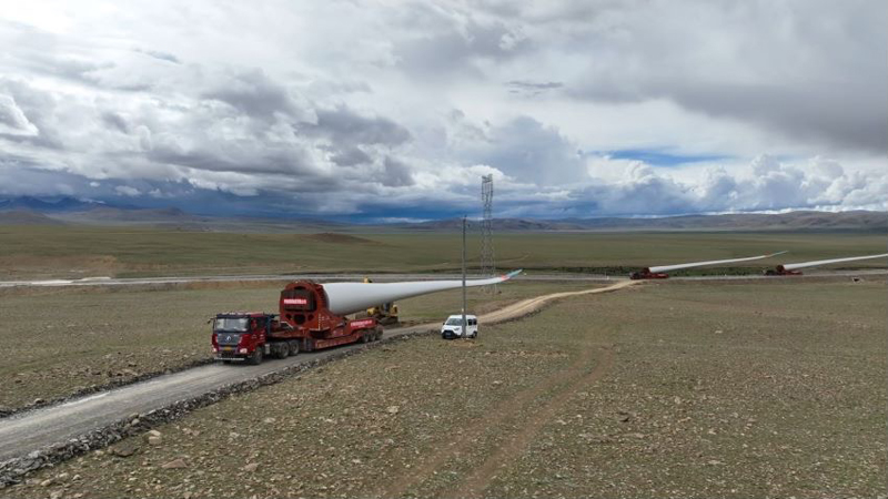 西藏措美哲古風(fēng)電場首批3.6兆瓦風(fēng)電機(jī)組運(yùn)輸。受訪者供圖