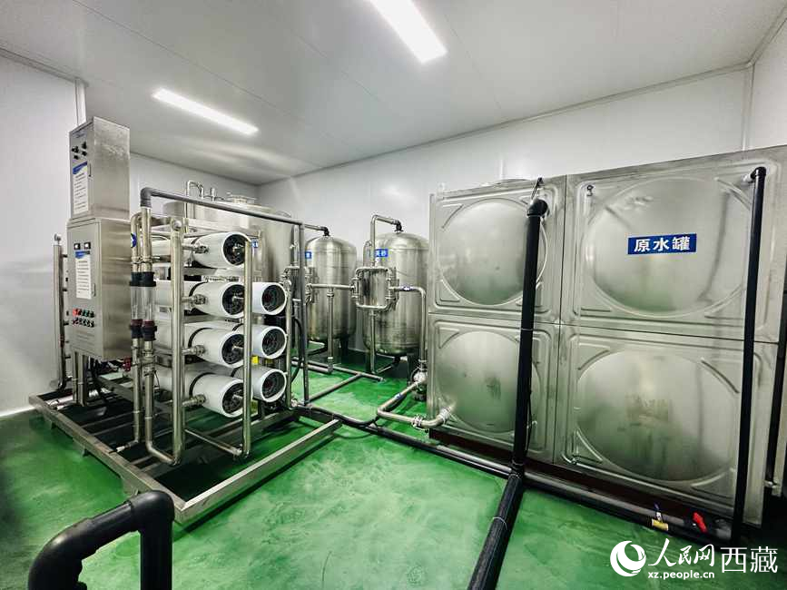 “色達牙泉”礦泉水（桶裝水）生產(chǎn)加工基地。人民網(wǎng)記者 次仁羅布攝
