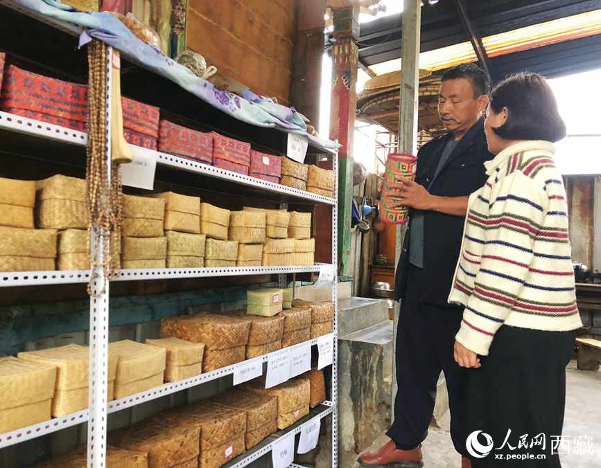 愛明（左一）給游客介紹藤竹產(chǎn)品。