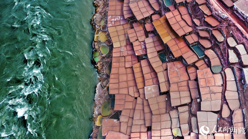 拍攝位于瀾滄江畔的鹽井古鹽田。人民網(wǎng)記者 次仁羅布攝