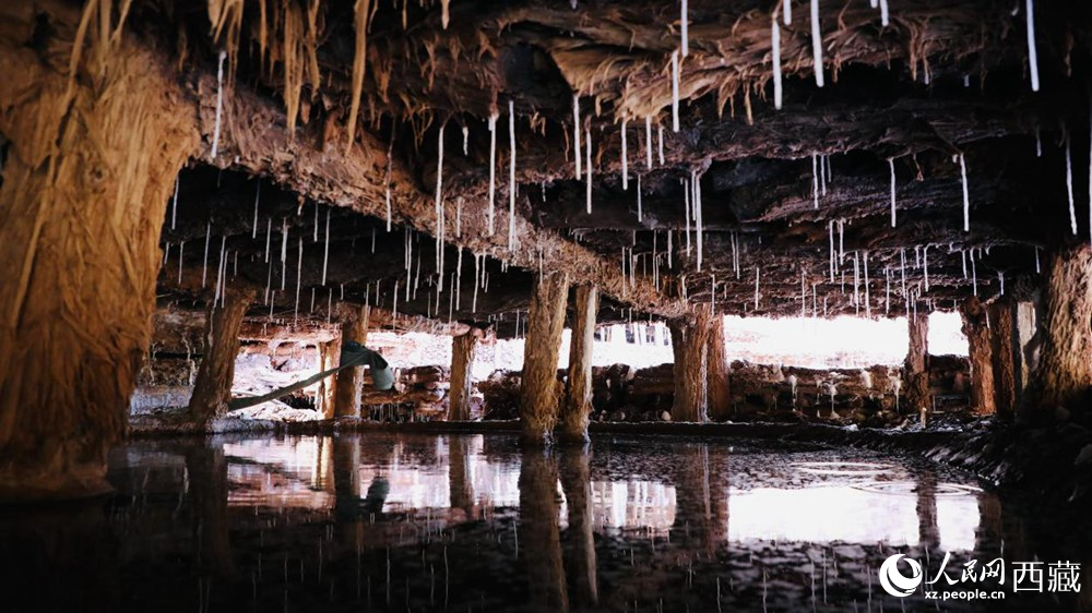 鹽田鹵水滲下的鹽柱。人民網(wǎng)記者 次仁羅布攝