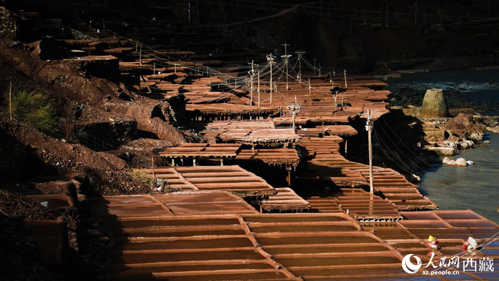 大大小小數(shù)千塊鹽田，形成一道絕美的風(fēng)景線。人民網(wǎng)記者 次仁羅布攝