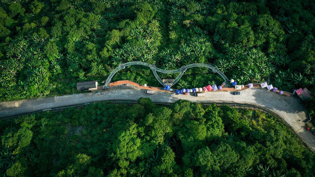 無人機(jī)航拍墨脫縣果果塘大拐彎觀景臺。人民網(wǎng)記者 次仁羅布攝