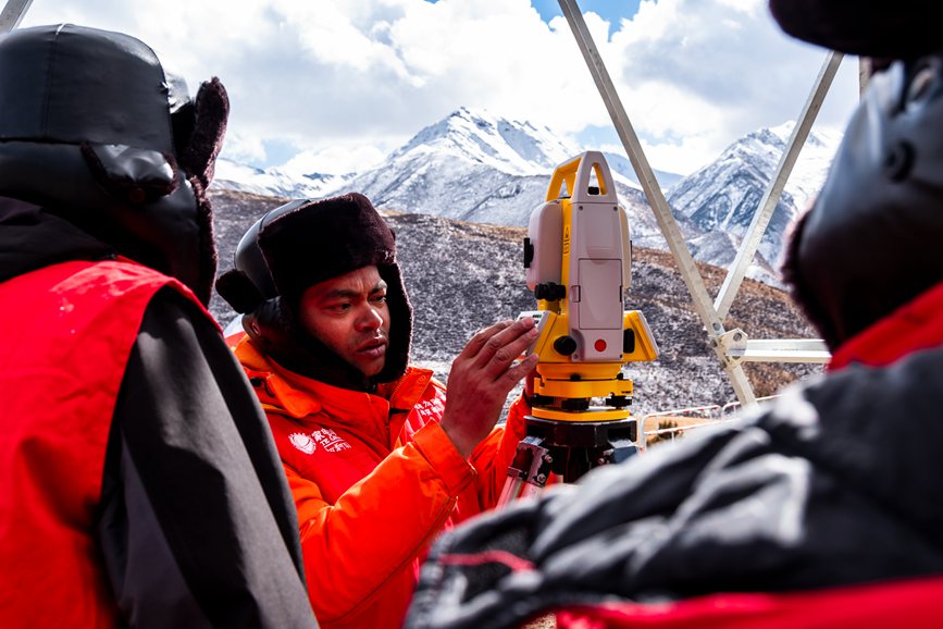 2023年11月30日，西藏自治區(qū)那曲市索縣榮布至丁青縣巴達35千伏線路工程負責人黃小洪（左二）現(xiàn)場開展線路弧測量教學。趙清鵬攝