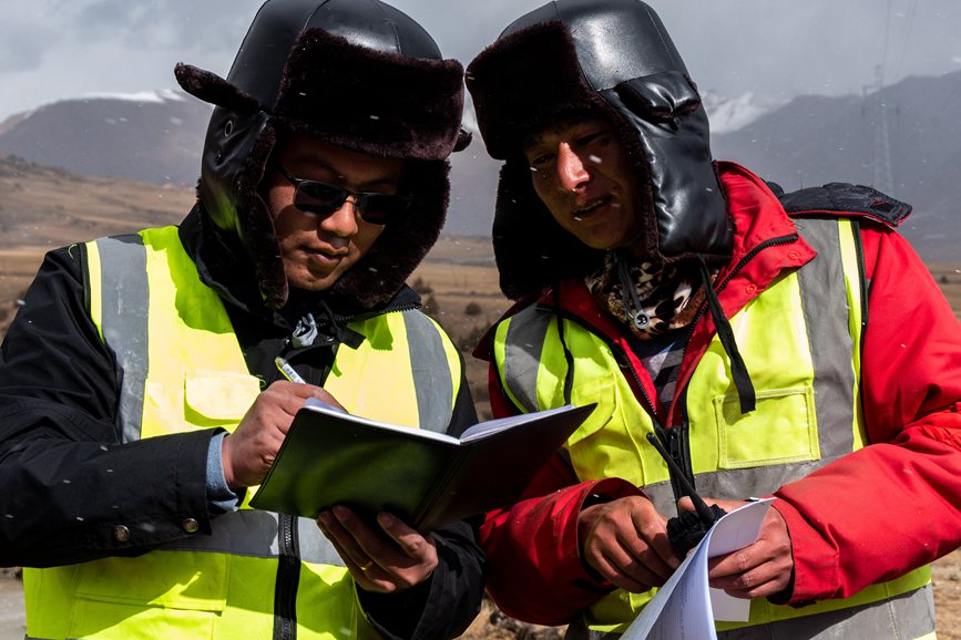 2023年11月30日，西藏自治區(qū)那曲市索縣榮布至丁青縣巴達35千伏線路工程施工現(xiàn)場人員正在開展現(xiàn)場作業(yè)。趙清鵬攝