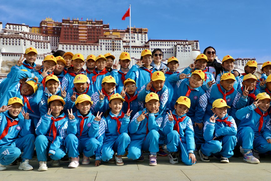 學(xué)生在國旗下留影。