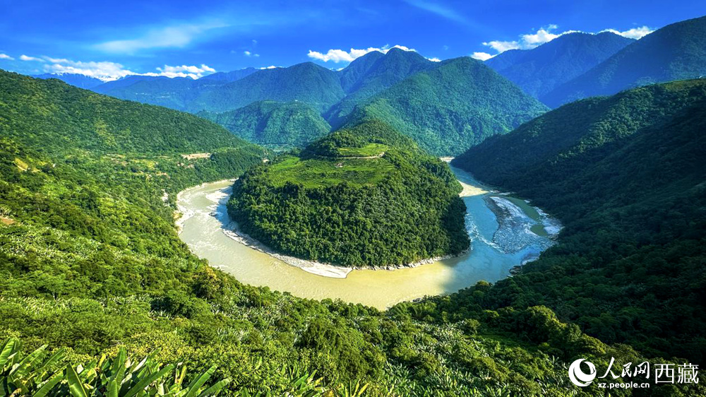 風景秀麗、植被繁茂的西藏林芝市墨脫縣果果塘大拐彎。人民網(wǎng)記者 次仁羅布攝