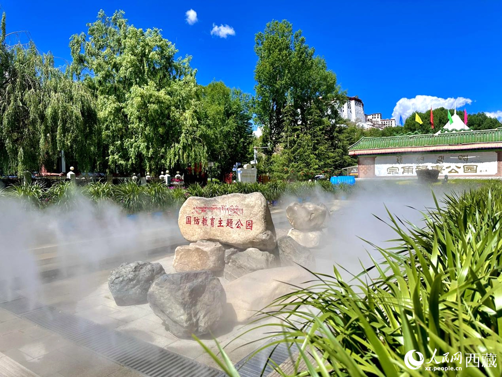 布達拉宮腳下的宗角祿康公園。