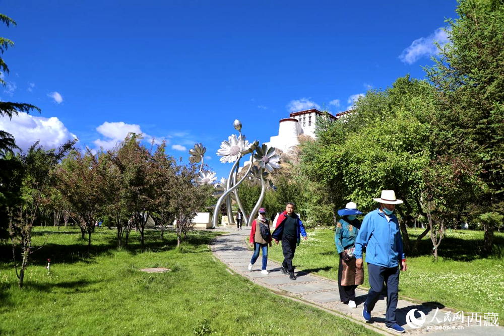 市民在公園內散步。